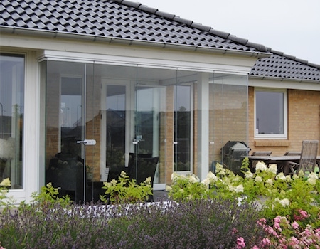 4Terrasseinddaekning-i-odense-med-lumon-foldeglas-alument terrasse med glasinddækning